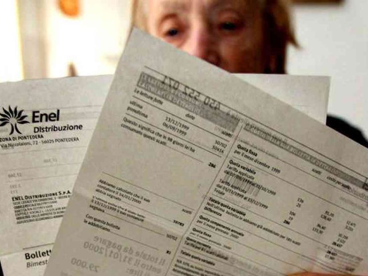 Bollette, ecco perché ci costano così tanto