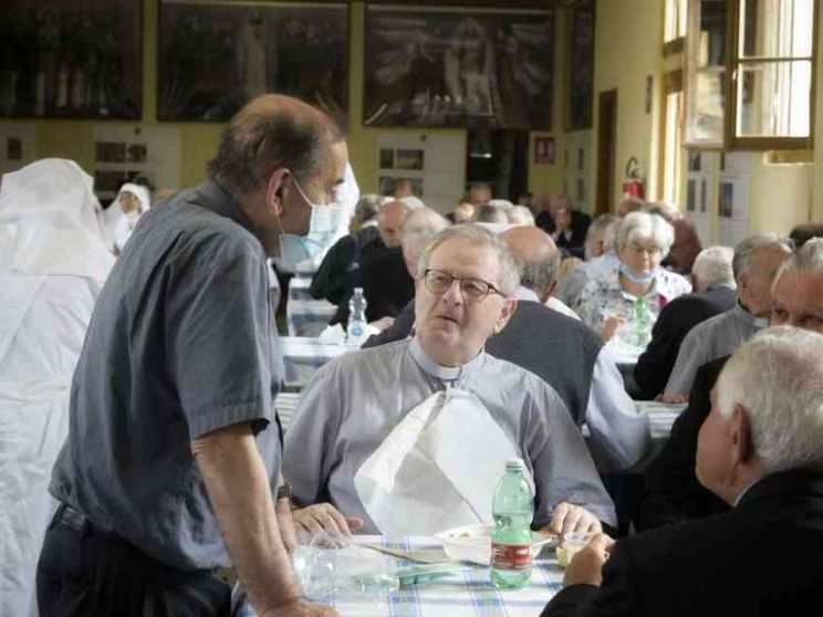 Il Papa ai preti malati: "La vecchiaia non è una malattia ma un privilegio"