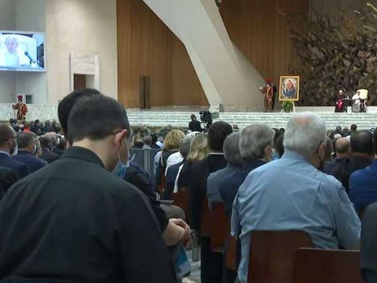 Il Papa: «La parrocchia è casa di tutti. Non è un club esclusivo»