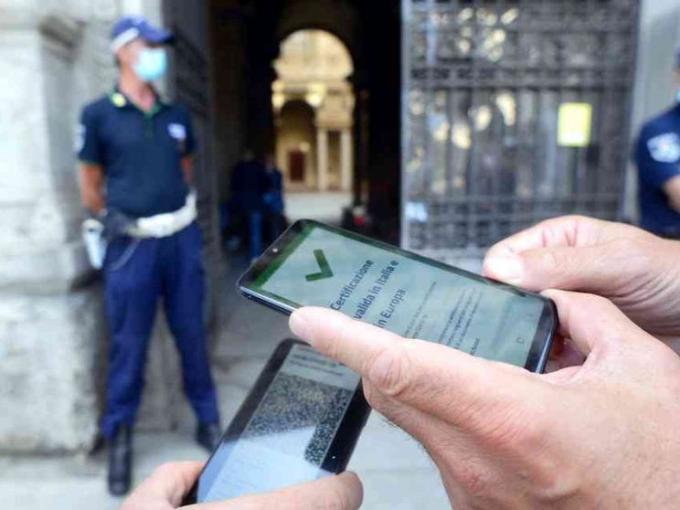 Il Green pass dà una spinta ai vaccini: aumentate le prenotazioni