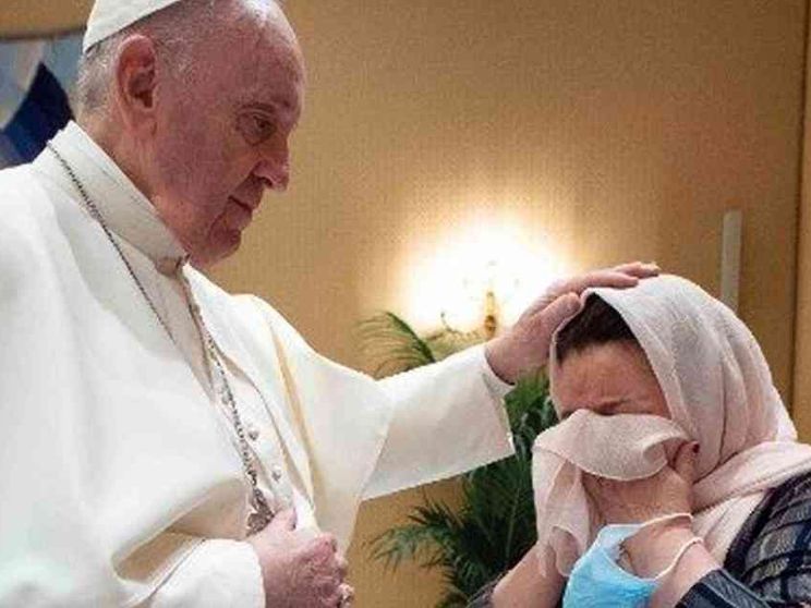 L’abbraccio del Papa a un gruppo di famiglie fuggite da Kabul