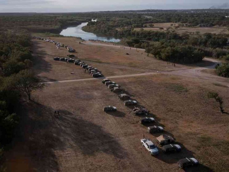 Dopo le frustate il Texas costruisce anche il «muro di auto»