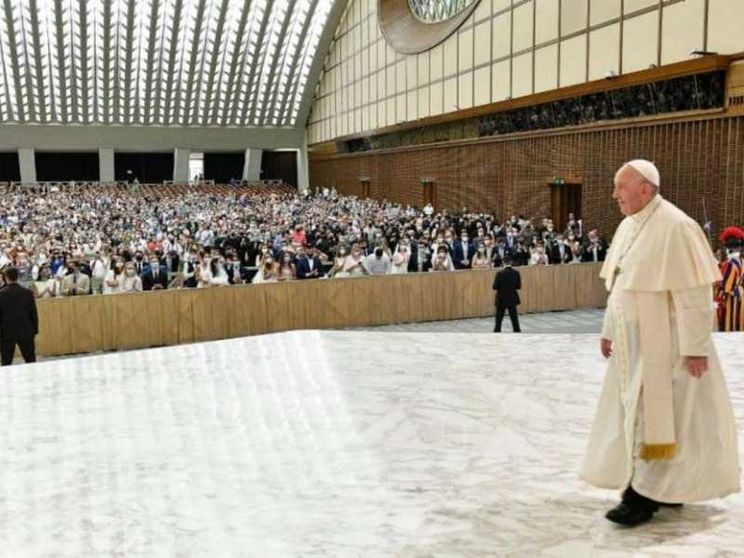 Il Papa: tutti siamo "santi" ma dobbiamo collaborare con Dio