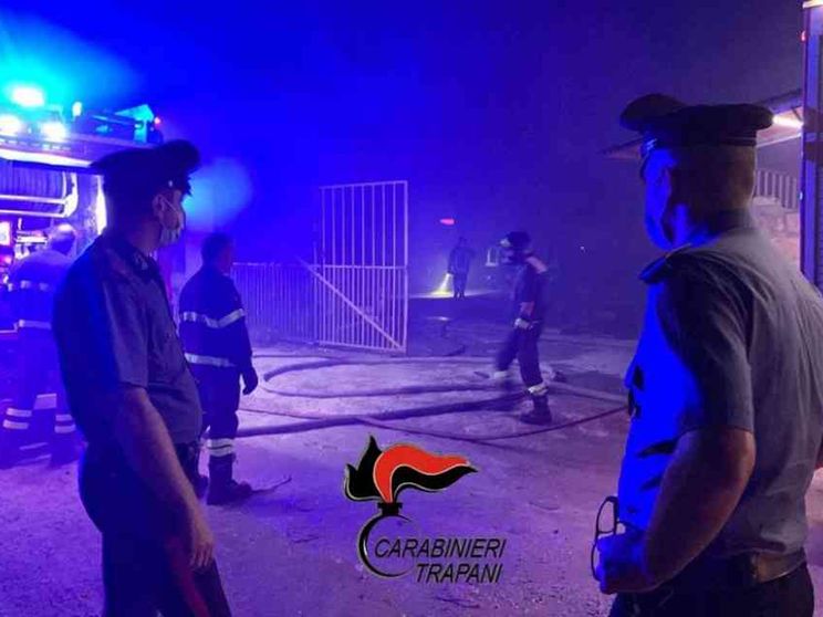 Brucia il ghetto di Campobello, muore un giovane del Senegal