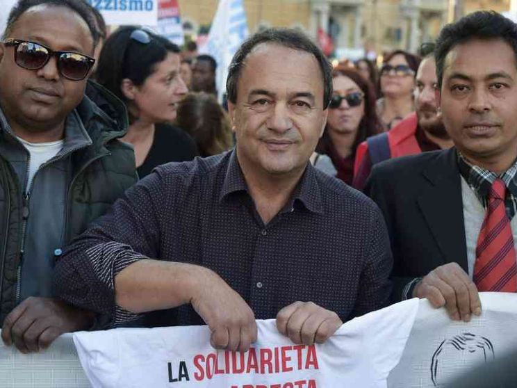L'ex sindaco di Riace, Mimmo Lucano, condannato a 13 anni