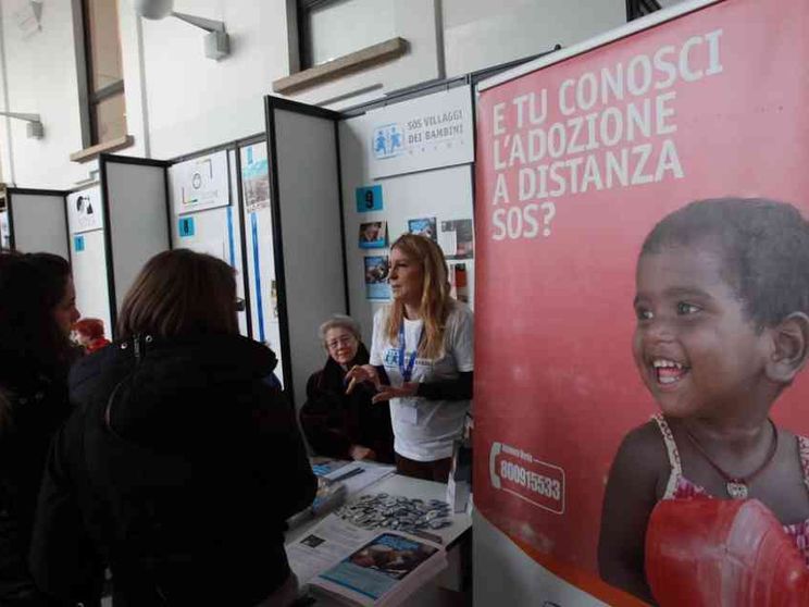 Gli italiani donano ancora ma per il non profit è crisi