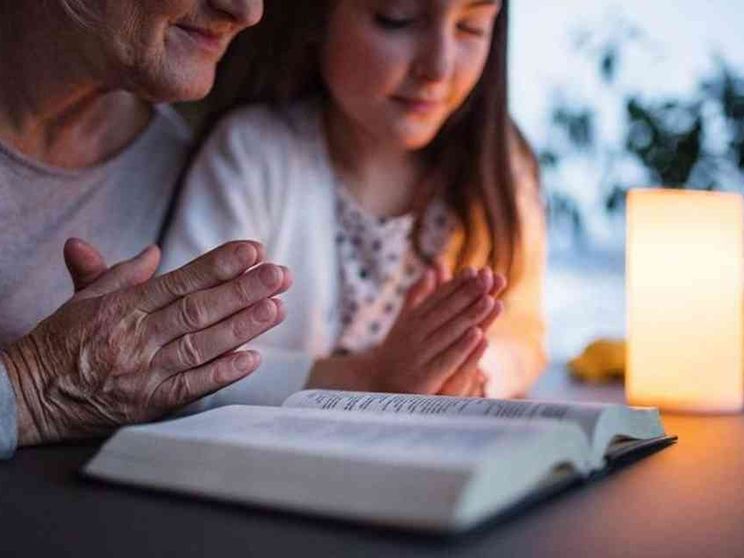 Sei nonni su 10 affiancano i figli nella trasmissione della fede ai nipoti