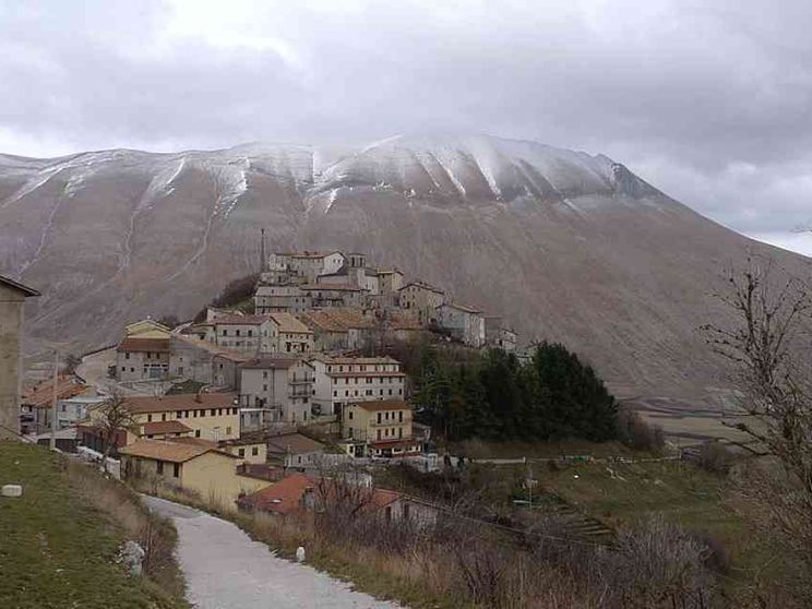 Castelluccio di Norcia sarà ricostruita su lastre mobili