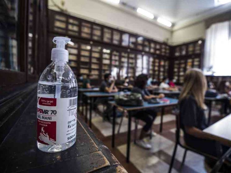 Scuola, con un positivo in classe lezioni in presenza (con tampone)