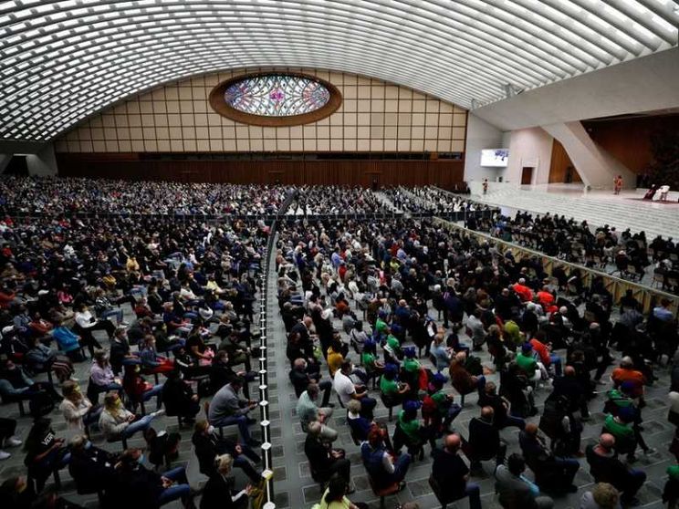 Il Papa: non parlare della fede come in passato, i giovani non capirebbero