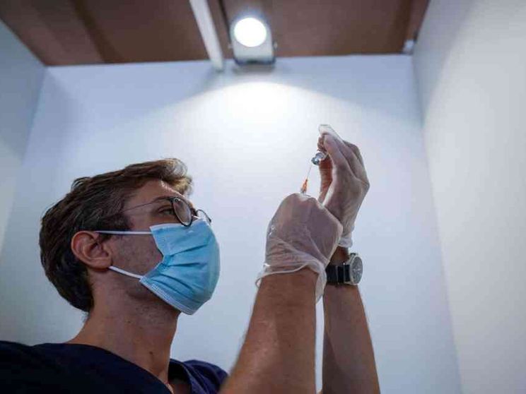 Dati dell'Aifa: i vaccini sono sicuri. Perché non ha più senso dire di no