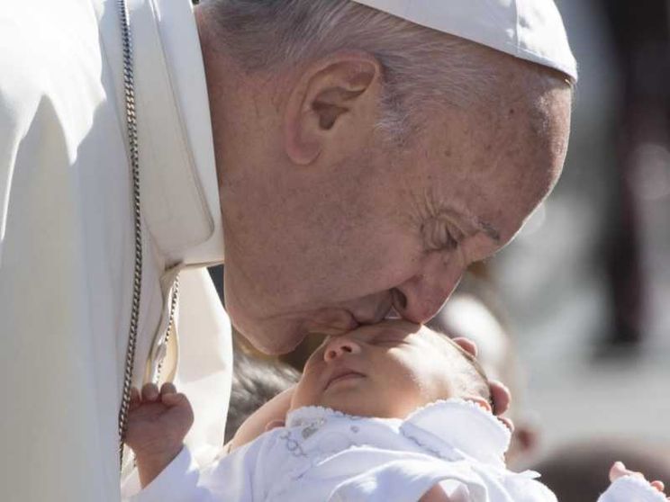 Il Papa: l’aborto è omicidio, la soluzione è stare vicini alle donne