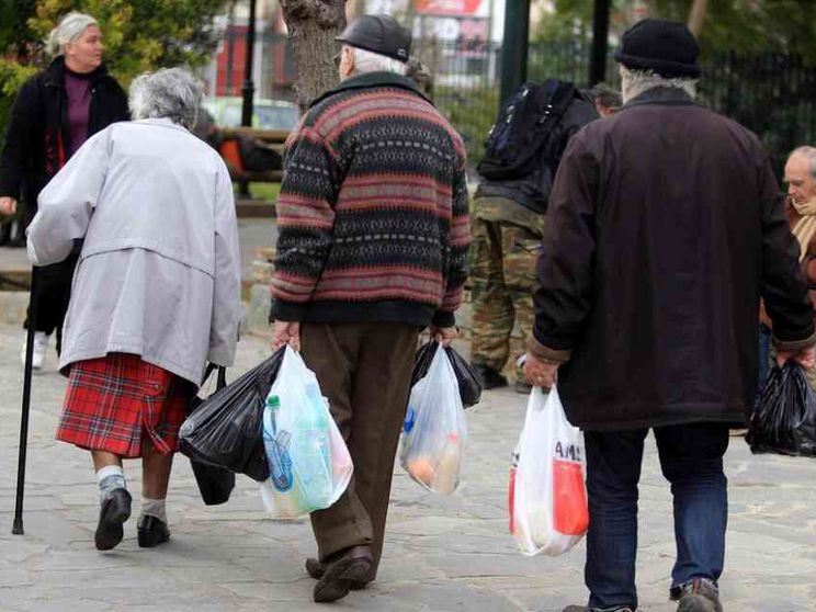 Duecento casse "lente" al supermercato contro la solitudine degli anziani
