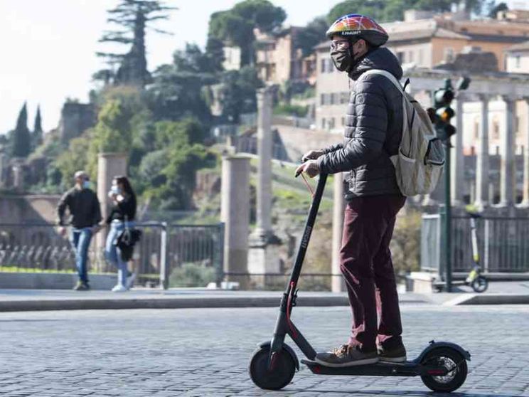 Monopattini, fumo e telefono in auto: ecco come cambieranno le regole