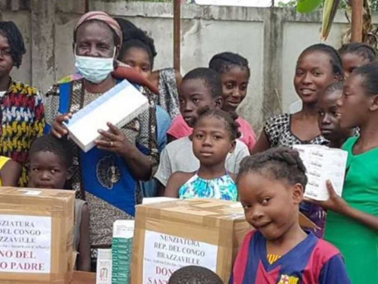 Il dono del Papa a un orfanotrofio del Congo: farmaci per i bimbi malati