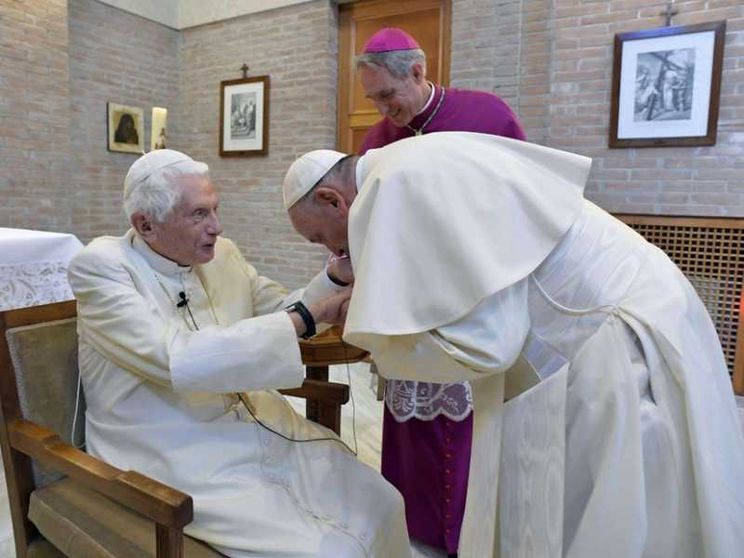 Benedetto XVI ricorda gli amici scomparsi: «Spero di unirmi presto a loro»