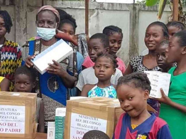 Il dono del Papa a un orfanotrofio del Congo: farmaci per i bimbi malati