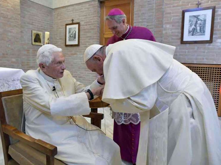 Benedetto XVI ricorda gli amici scomparsi: «Spero di unirmi presto a loro»