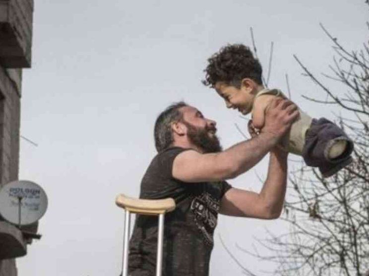 Quel gioco tra padre e figlio: la vita nonostante tutto