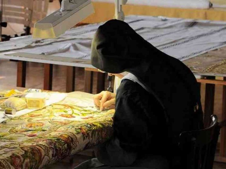 Nel monastero dove si riparano i vestiti di santi e martiri