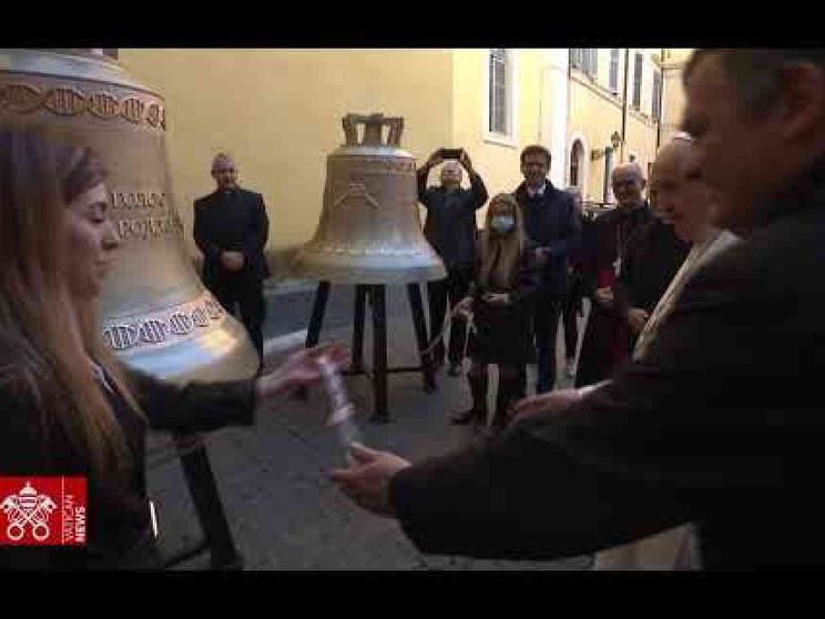 Papa Francesco benedice le campane della vita, «la voce dei non nati»