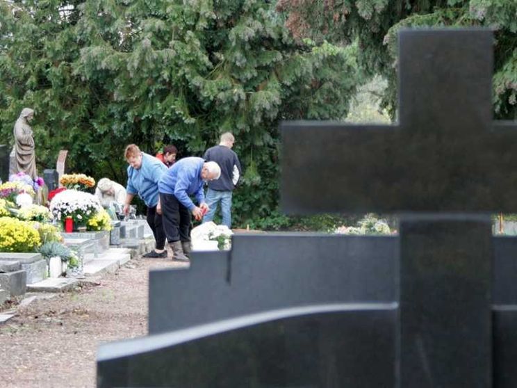 «Con la visita ai cimiteri riscopriamo l'essenziale»