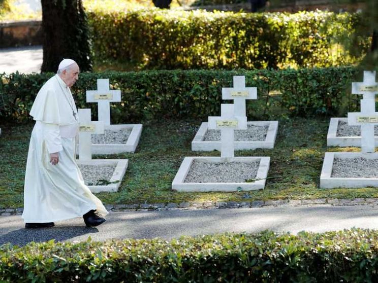 Il Papa: queste tombe gridano pace. Fermatevi, fabbricatori di armi