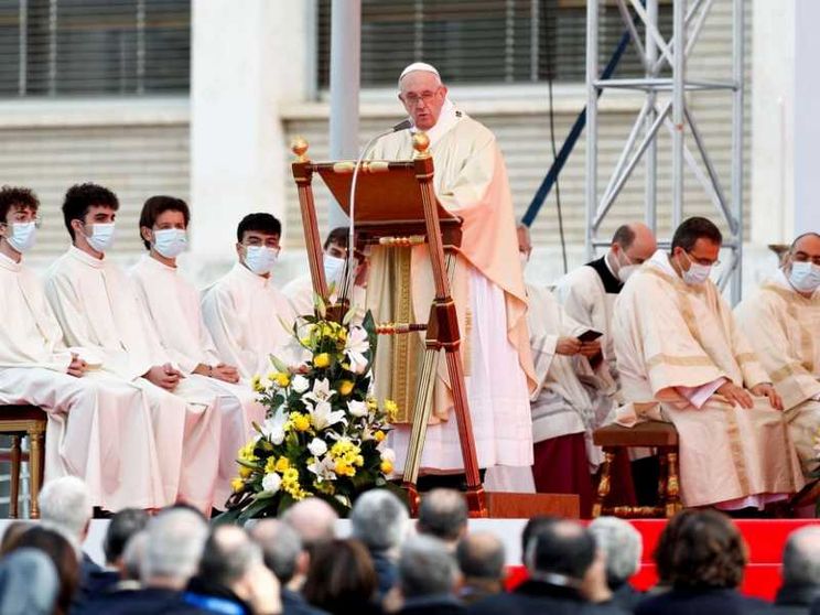 Messa al Gemelli: «Appassioniamoci all'uomo che soffre»
