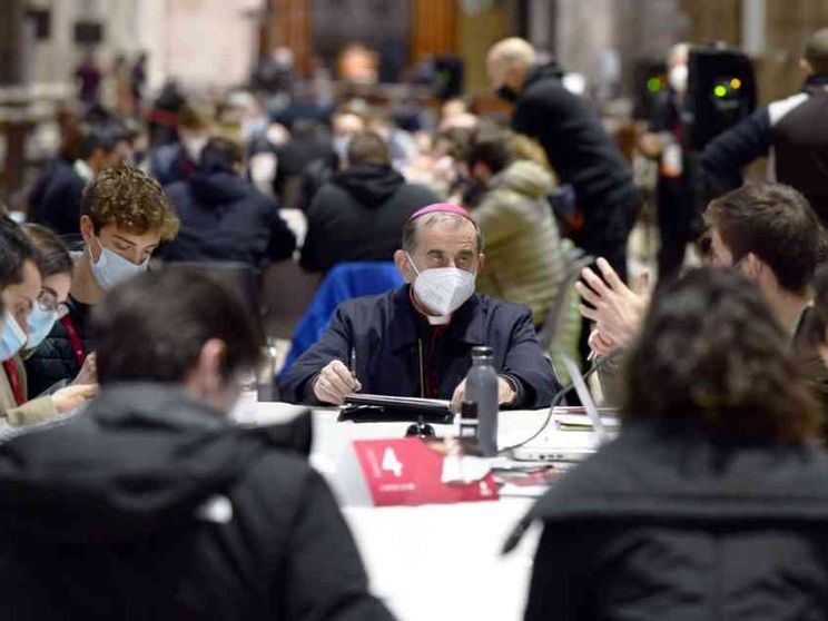 Giovani e vescovi: nel Duomo di Milano va in scena il dialogo (e l'ascolto)