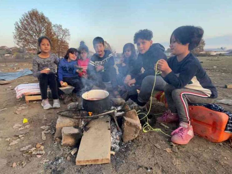 Aerei Ue a caccia di profughi e ruspe per scacciare le famiglie