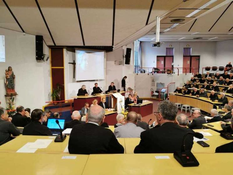 I vescovi francesi chiedono aiuto al Papa e promettono risarcimenti