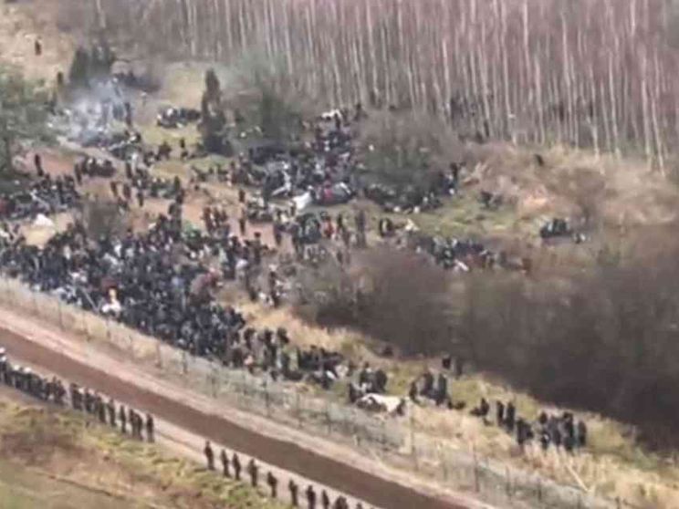 La Bielorussia ammassa i profughi al confine, le truppe polacche li respingono