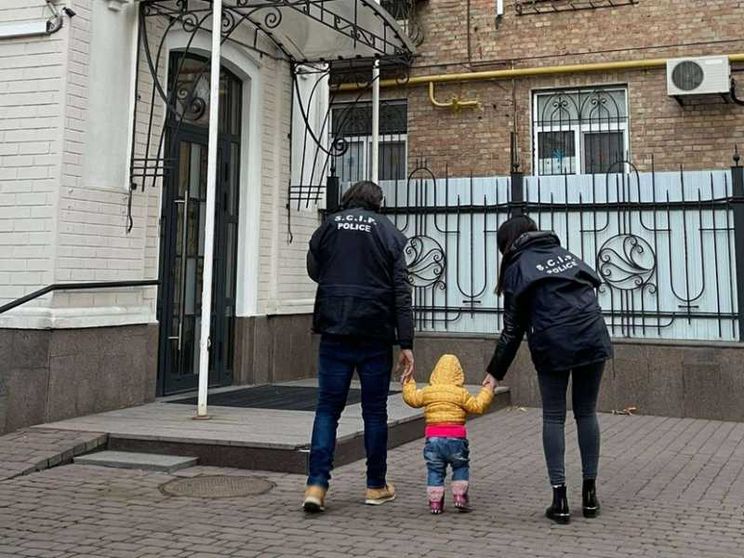 Coppia italiana abbandona la bimba nata da utero in affitto in Ucraina