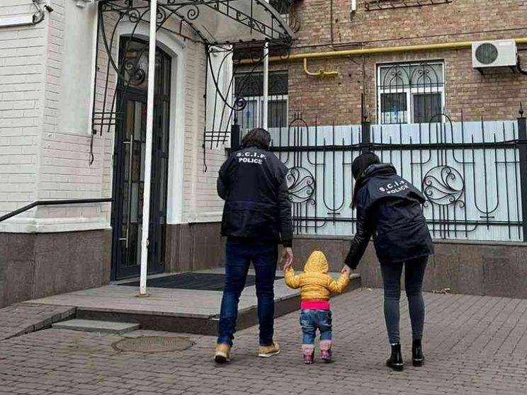 Coppia italiana abbandona la bimba nata da utero in affitto in Ucraina