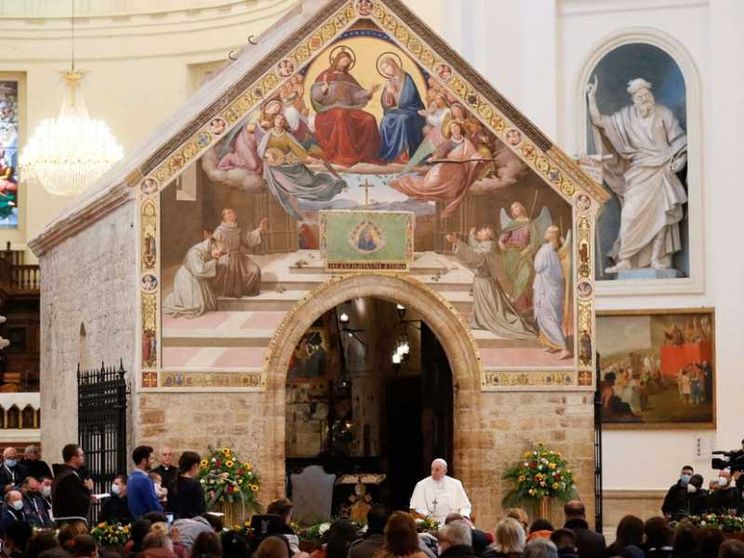 Il Papa: «Ai poveri sia restituita la parola»
