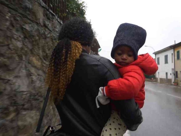 Regole, limiti e violenze: così la richiesta di asilo è una corsa a ostacoli