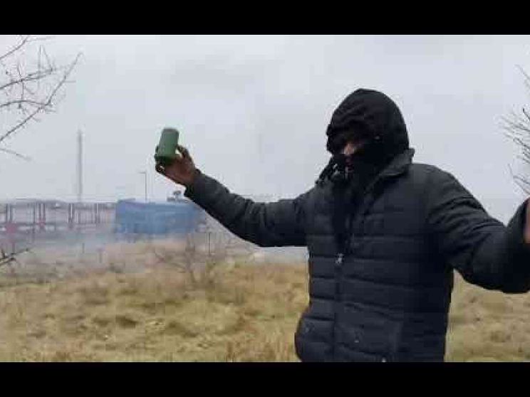 Assalto alle barriere polacche, idranti e gas lacrimogeni contro i migranti