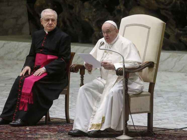 Il Papa: la Chiesa torni all'essenziale, Dio privilegia le periferie
