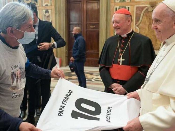 Il Papa: date insieme un calcio all'esclusione