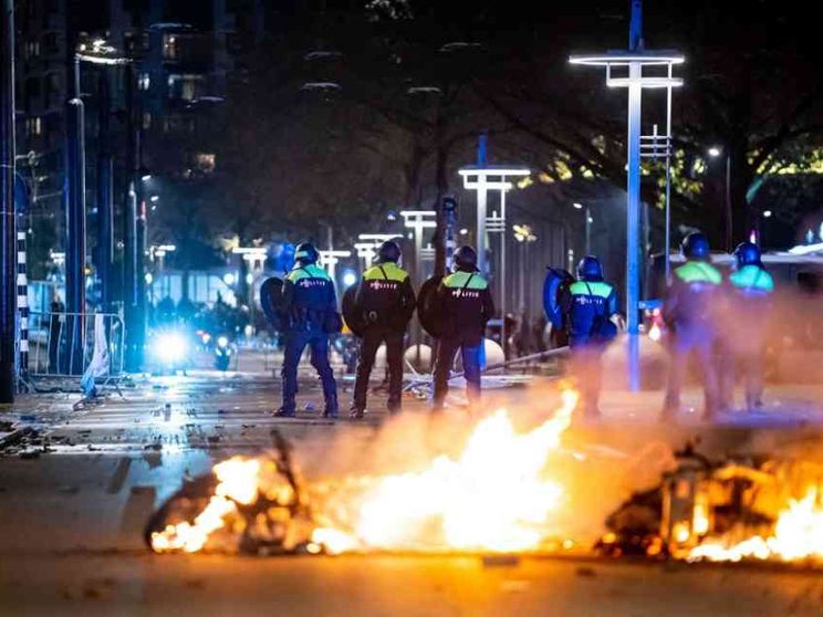 A Rotterdam notte di rivolta anti-lockdown: auto in fiamme, la polizia spara