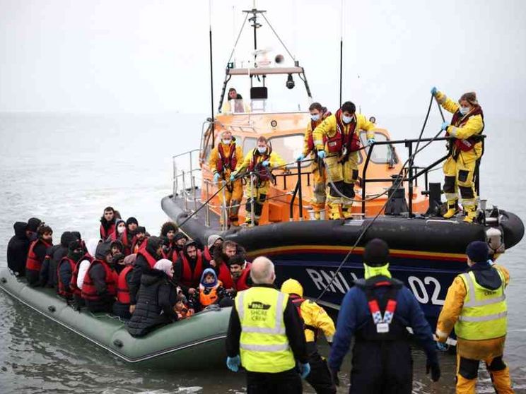 Naufragio nella Manica, una donna incinta e tre bambini tra le 27 vittime