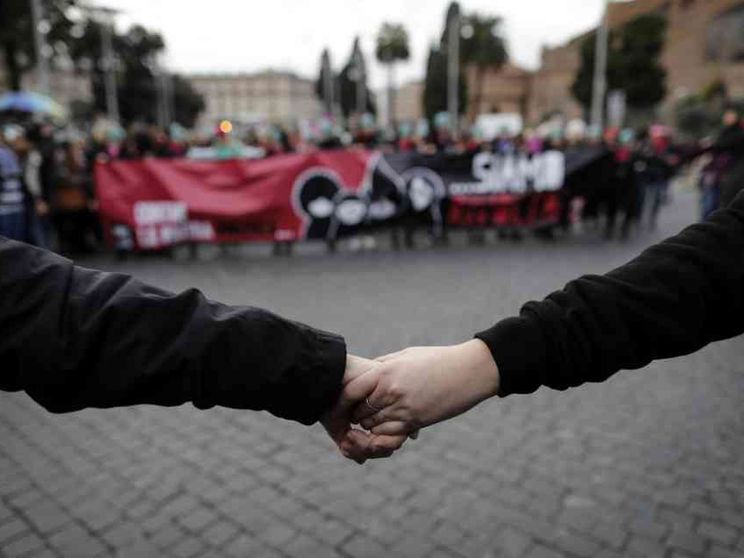 Violenza contro le donne, così tutto il paese protegge una mamma con i bambini