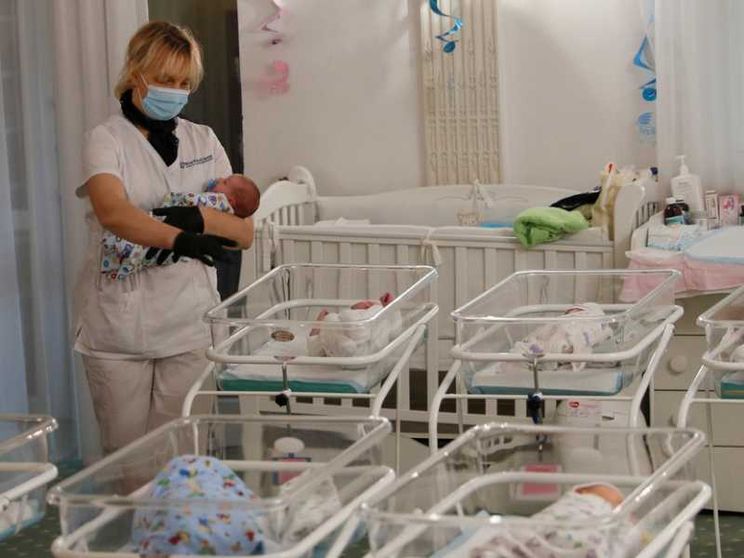 Milano, il Consiglio comunale non riesce a dire «no» alla maternità surrogata