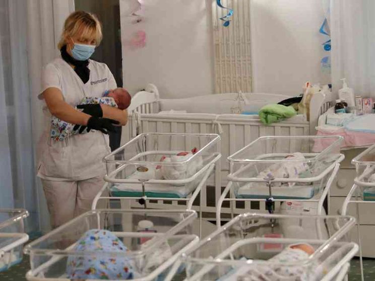 Milano, il Consiglio comunale non riesce a dire «no» alla maternità surrogata