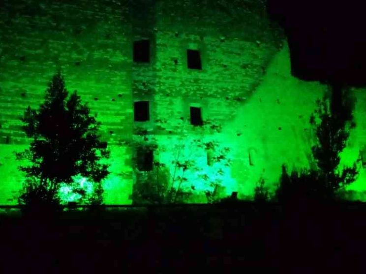 Migranti, il castello di Colleferro illuminato dalle Lanterne Verdi