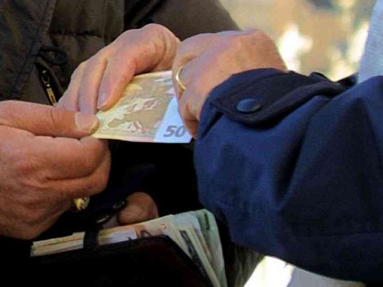 Dai poliziotti ai broker, ecco chi affoga nei debiti ed è vittima dell'usura