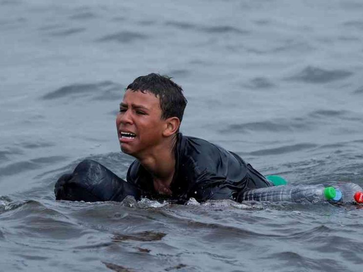 Canarie, bimbo di due mesi morto di freddo sul gommone