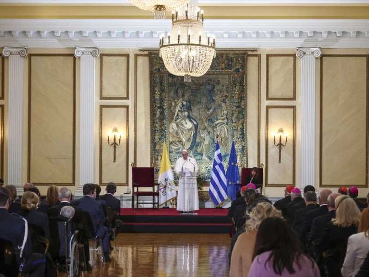 Il Papa in Grecia: qui è nata la democrazia, ma oggi è in pericolo
