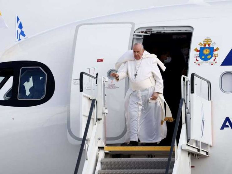 Papa Francesco viene accolto ad Atene