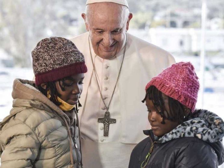 Papa Francesco tra i profughi di Lesbo: fermiamo questo naufragio di civiltà
